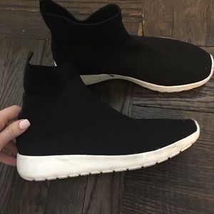 Black stretch fabric knit sneaker shoes pull on